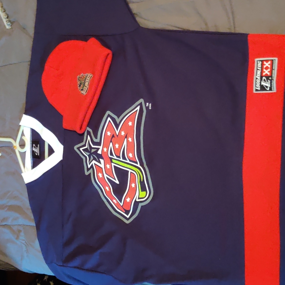 CBJ Logo Athletic XXL with Authentic NHL Beanie bundle